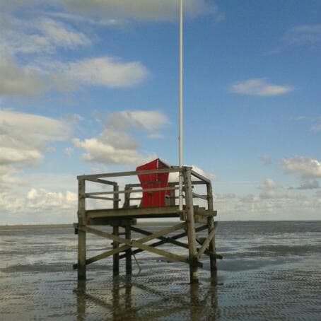 Roter Strandkorb am Wattenmeer